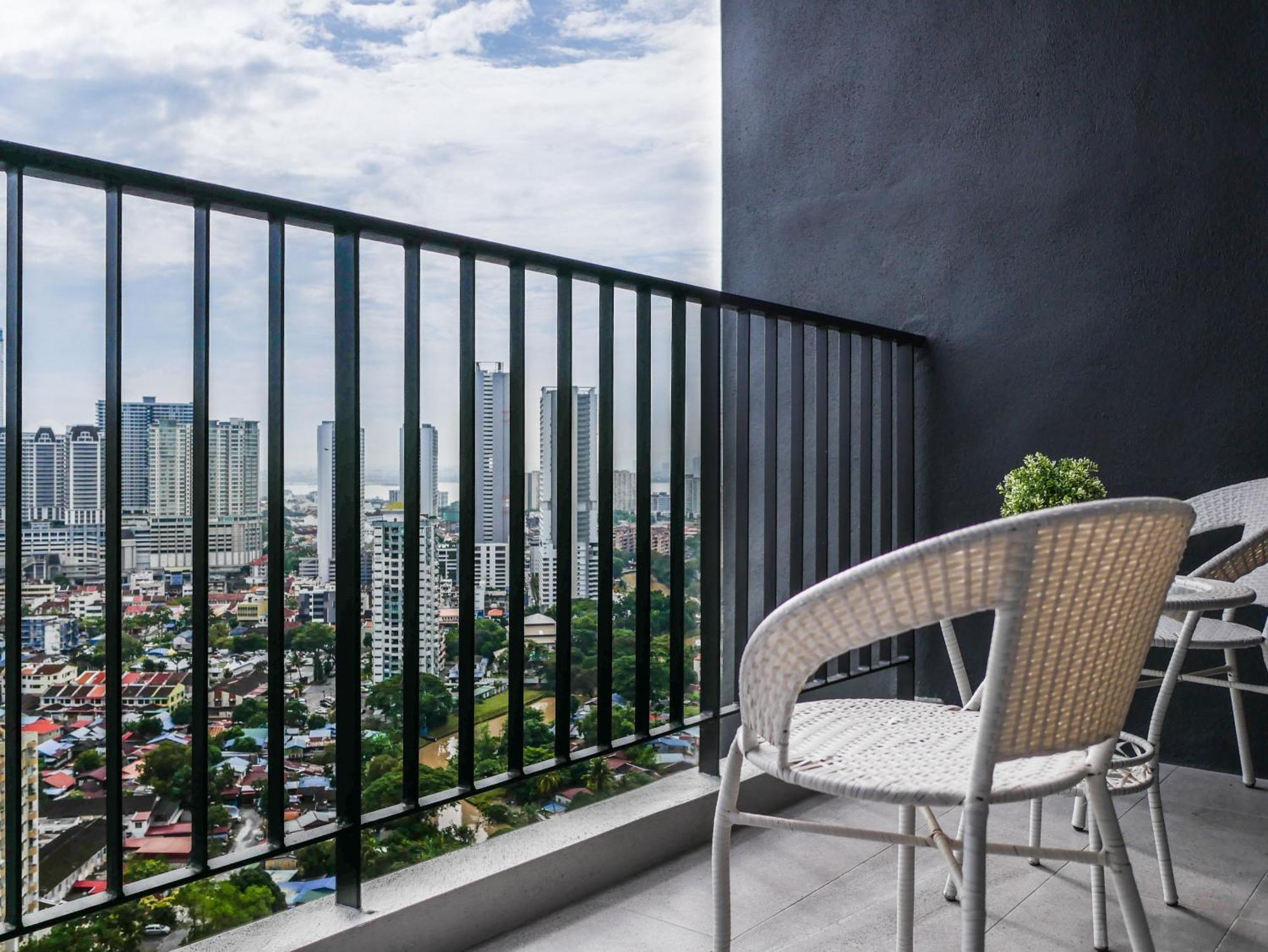 Beacon Executive By S&f #infinitypool #skygym Apartment George Town